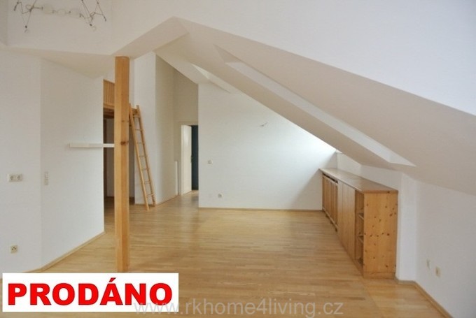 Podkrovní byt  2+kk, 58 m2 ve zrekonstruovaném domě v Říčanech u Prahy - Fotka 1