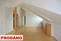 Podkrovní mezonetový byt 78 m2 2+1 v novostavbě domu v Říčanech u Prahy